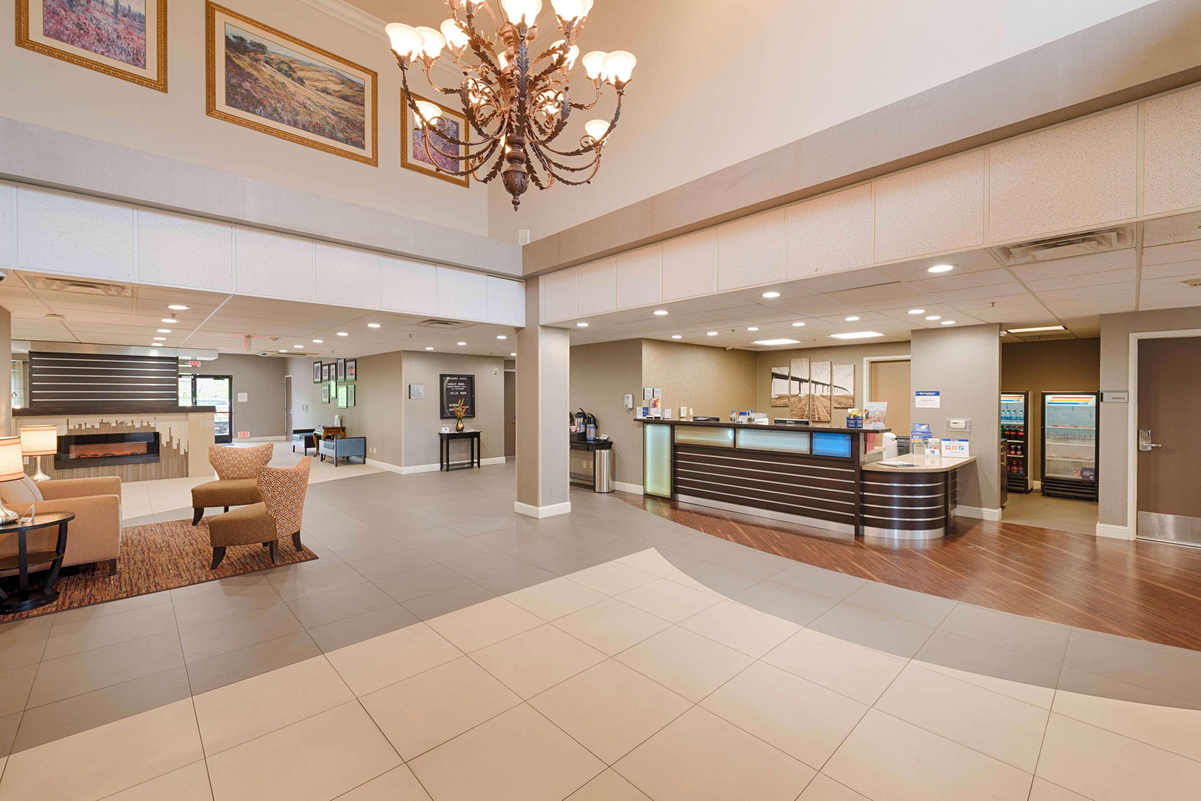 Best Western Plus Delta Inn & Suites Oakley Exterior foto